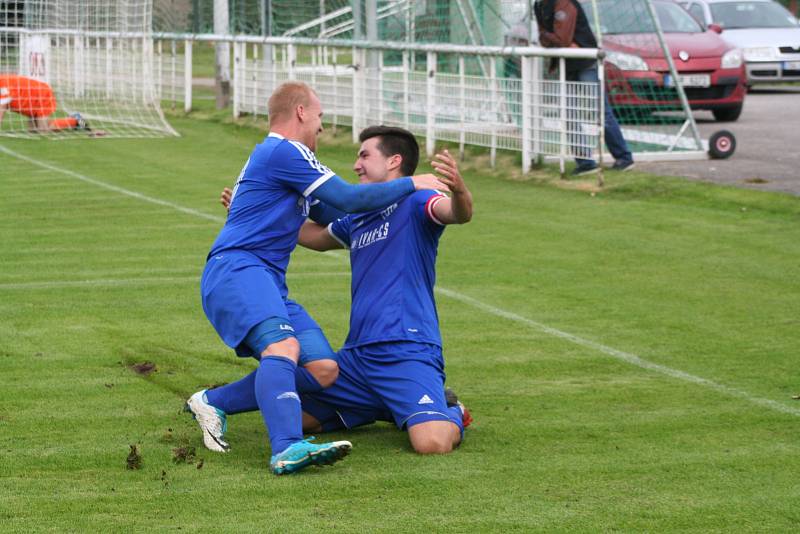 Nelahozeves v derby porazila Vojkovice, tři body Dynamu vystřelil Kobera.