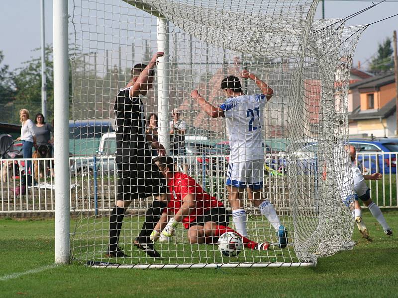 Fotbalisté Brandýsa (v tmavém) v divizní sezoně poprvé ztratili v domácím prostředí, s Kladnem prohráli 2:3.