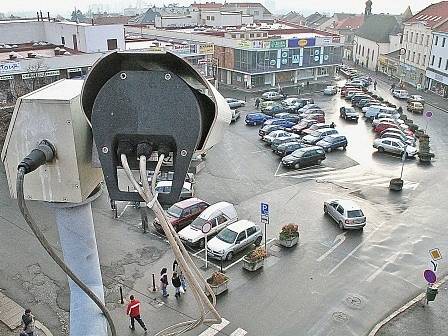 POD DOHLEDEM. Vaše auto bude hlídáno kamerovým systémem městské policie, pokud přijedete nejblíže k obchodnímu domu Albert, který vlastní parkoviště paradoxně nemá. Cenou za klid je pět korun na půl hodiny a nervy při hledání místa na náměstí Karla IV.