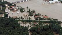 Povodeň v roce 2002 na Mělnicku – letecký snímek: Miřejovice