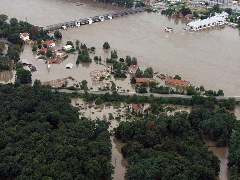 Povodeň v roce 2002 na Mělnicku – letecký snímek: Miřejovice