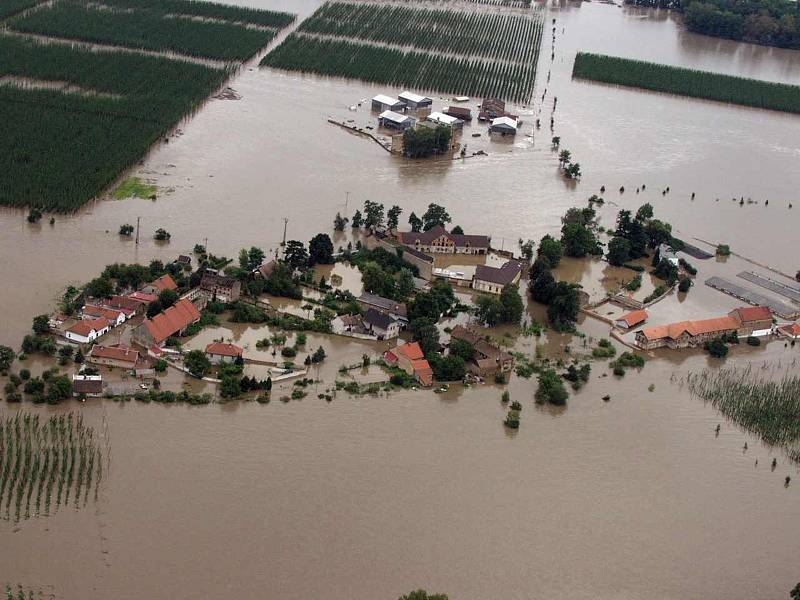 Povodeň v roce 2002 na Mělnicku – letecký snímek: Všestudy.