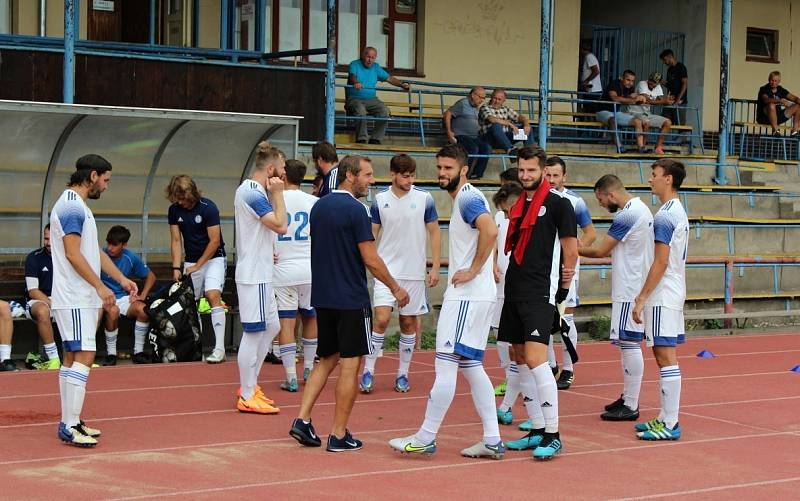 Neratovice (ve žlutém)  ve druhém kole divize B podlehly doma SK Kladno 0:2.