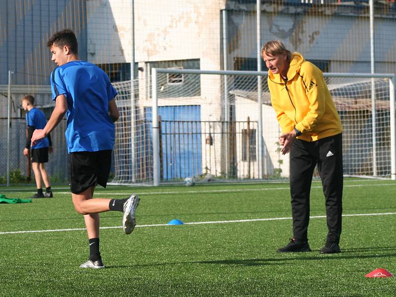 Dorostenci FK Neratovice/Byškovice absolvovali ukázkový trénink pod vedením internacionála Radka Bejbla.