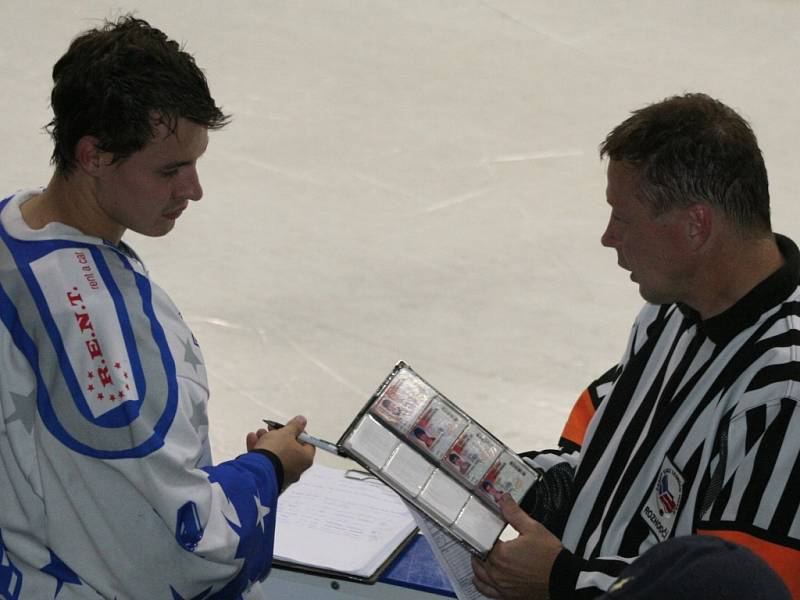 HK Kralupy (v bílém) - HC Poděbrady (4:5); 1. kolo krajské ligy; 13. září 2014