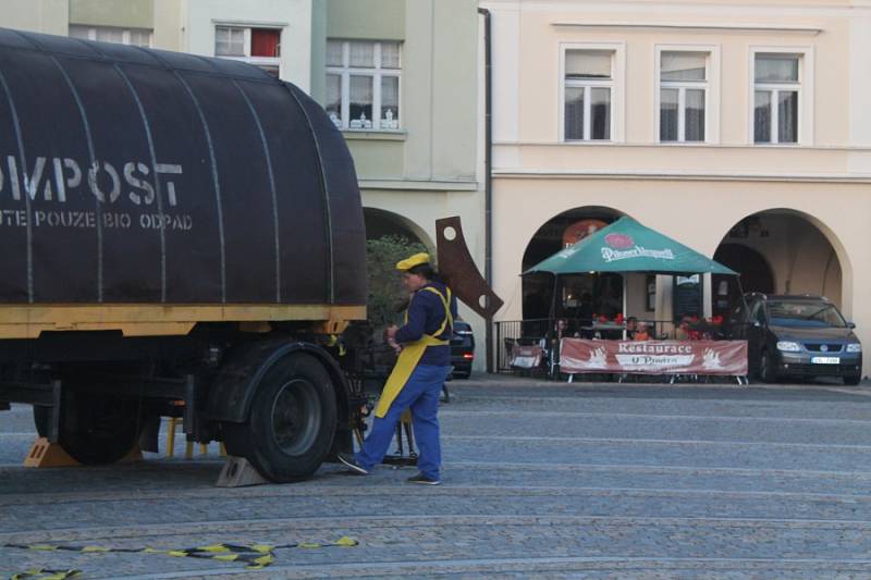 Velmi originální podívanou viděli ve středu 21. srpna návštěvníci mělnického náměstí Míru. Právě tam se totiž v rámci Mělnického kulturního léta odehrálo vystoupení hudebně-divadelního souboru ORCHESTRoj – Zatrestband.