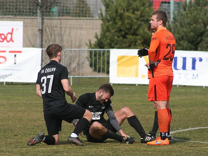 Fotbalisté Sokola Libiš (modrobílá kombinace) prohráli ve druhém jarním kole divize C doma s FK Čáslav 0:2.