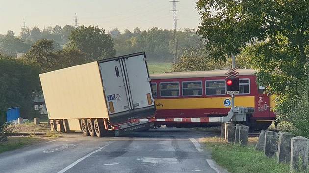 Dopravní nehoda na železničním přejezdu u Kralup nad Vltavou.