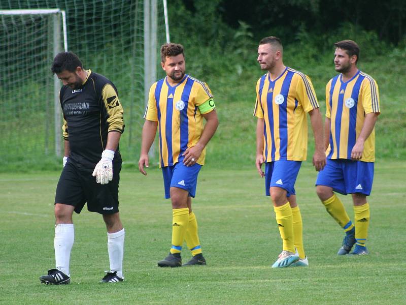 Fotbalisté Obříství (ve žlutém) v domácím utkání 2. kola okresního přeboru porazili Vysokou 4:2.