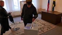 Volební komise v Čečelicích v dámské sestavě. Myslelo se na všechno. V rohu místnosti připravena kolébka, kdyby bylo potřeba při vyplňování lístku odložit miminko.