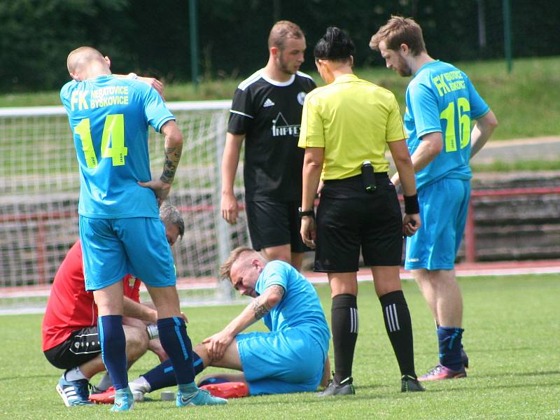 Fotbalisté FK Neratovice/Byškovice (v modrém) porazili v předposledním kole divize B sousedy ze Sokola Libiš 5:1.