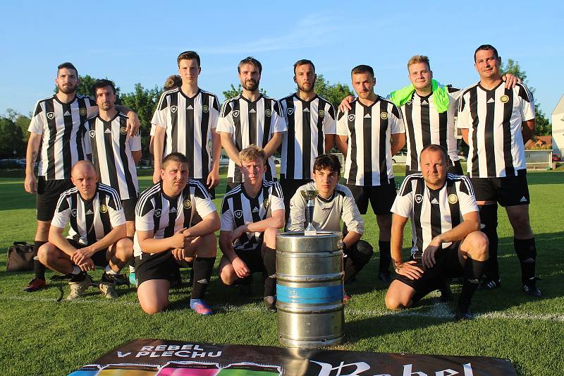 Finále Rebel Českého poháru. Fotbalisté Tišic (v zeleném) rozdrtili Mšeno 10:2.