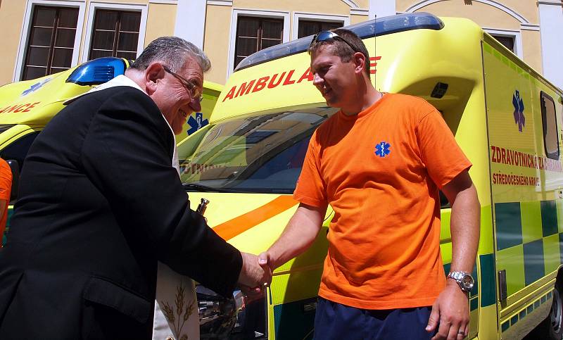 Kardinál Duka požehnal vozidlům středočeské záchranky.