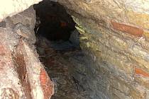 Před policejní hlídkou muž utekl, skočil do staré studny a chtěl se skrýt v podzemních chodbách.