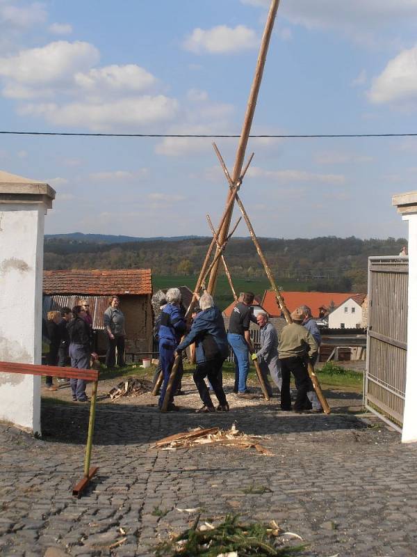 Májka v Chodči nakonec ustála poryv větru a stále stojí na svém místě. 