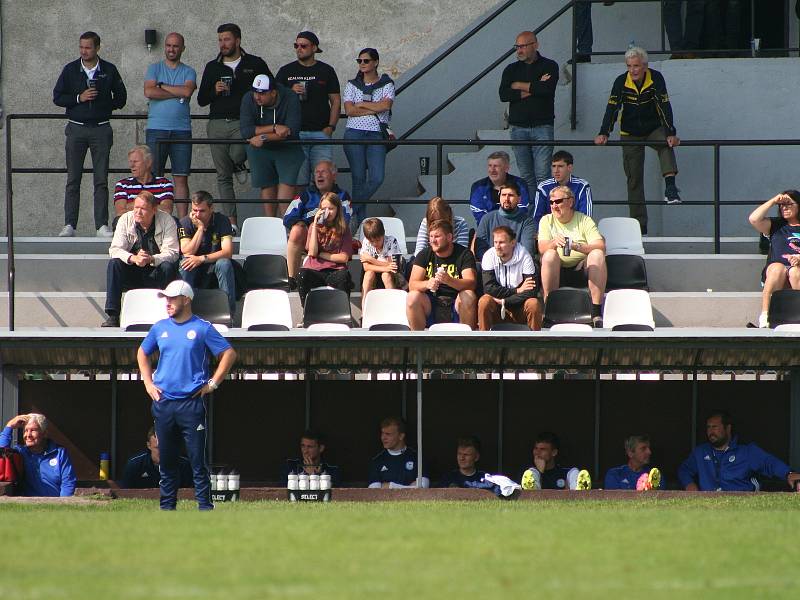 Fotbalisté Brandýsa (v tmavém) v divizní sezoně poprvé ztratili v domácím prostředí, s Kladnem prohráli 2:3.