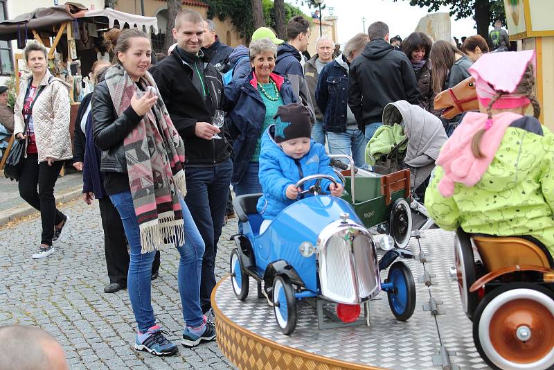 Historický střed Mělníka opět po roce zaplnily pouťové atrakce, stánky s burčákem, rukodělnými výrobky i staročeskými specialitami.