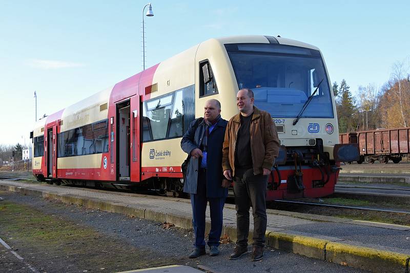 RegioSpider, jak České dráhy nazvaly motorovou jednotku Stadler RS 21, představil v pondělí dopravce společně s Integrovanou dopravou Středočeského kraje a krajským radním pro oblast veřejné dopravy Petrem Boreckým (STAN).