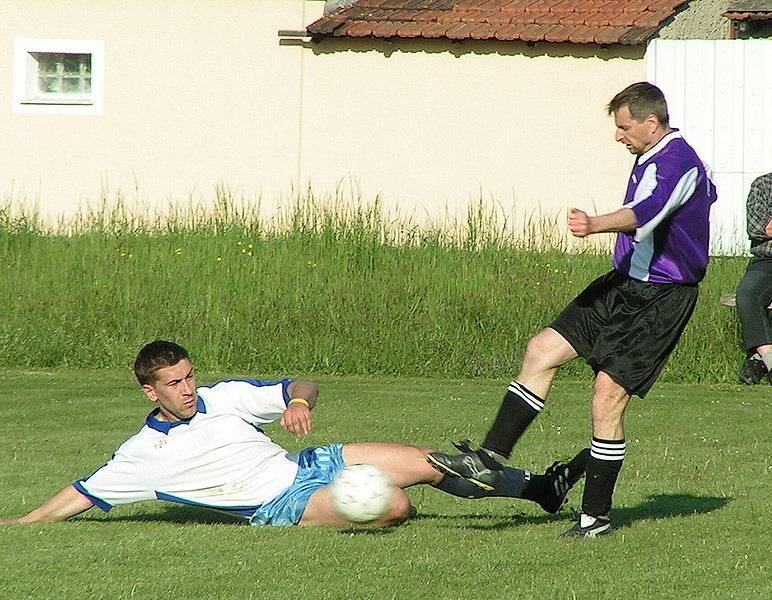 Z utkání 16. kola III. třídy Chlumín (v bílem) - Dynamo Nelahozeves B (0:7).