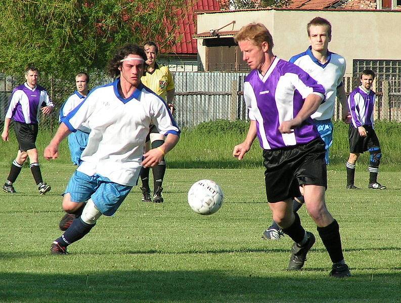 Z utkání 16. kola III. třídy Chlumín (v bílem) - Dynamo Nelahozeves B (0:7).