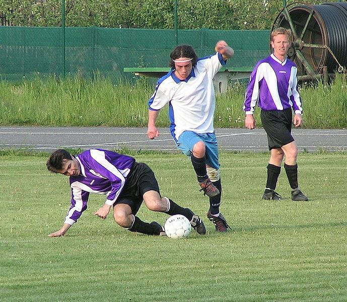 Z utkání 16. kola III. třídy Chlumín (v bílem) - Dynamo Nelahozeves B (0:7).