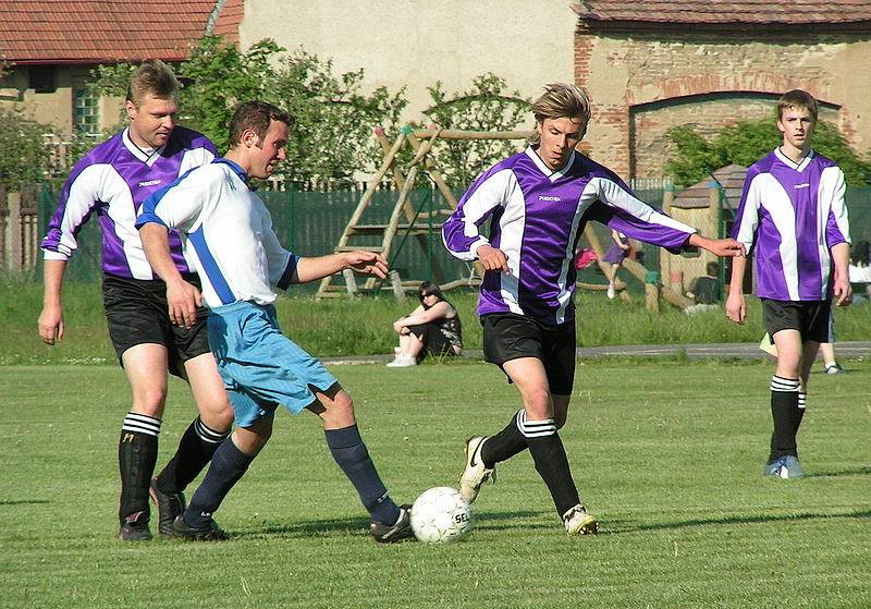 Z utkání 16. kola III. třídy Chlumín (v bílem) - Dynamo Nelahozeves B (0:7).