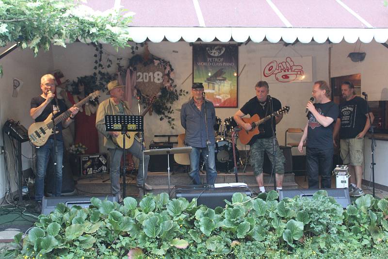 Country festival v Jazzové zahradě na Staré štaci již osmým rokem přivítal velké množství diváků a posluchačů kvalitní country hudby.