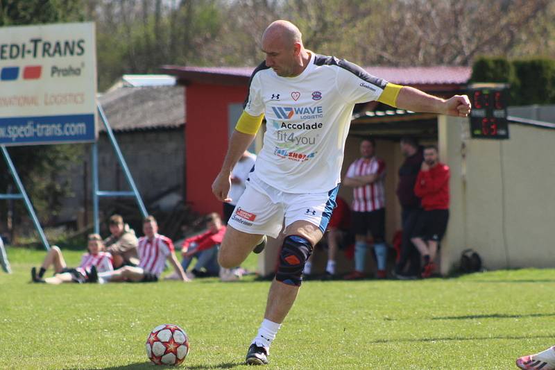 Fotbalisté Lobkovic si v rámci projektu Kopeme za fotbal zahráli proti Realu Top Praha.