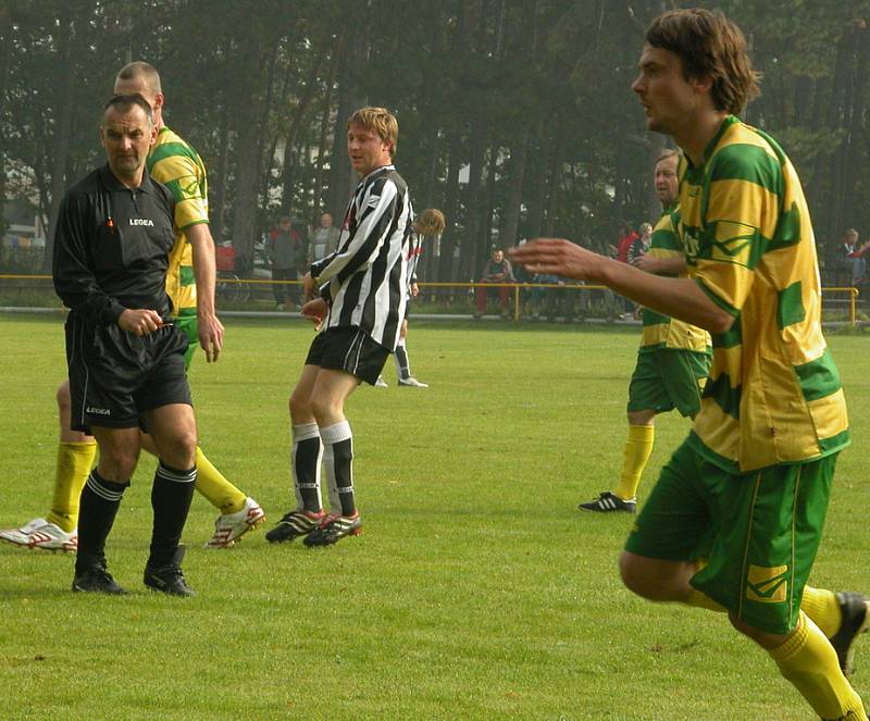 Z utkání 6. kola III. třídy Mlékojedy - Horní Počaply 2-1