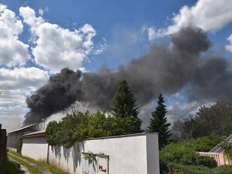 Požár ve výrobně nábytku v Kostelci nad Labem 30. června 2020.