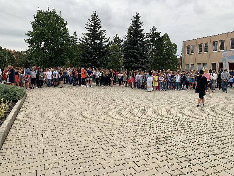 Zahájení nového školního roku se na Základní škole Václava Havla v Kralupech nad Vltavou pojilo s významným historickým milníkem. Za účasti starosty města Marka Czechmanna se totiž zároveň slavilo padesát let od založení školy.