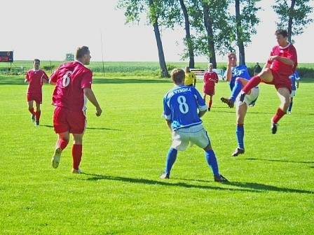 Ačkoliv se na snímku děje pravý opak, byli to fotbalisté Vysoké, kdo si v minulém kole vyskočil na svého soupeře, kterým byly druhé Luštěnice. Jak se povede svěřencům trenéra Václava Řízka ve Skalsku?