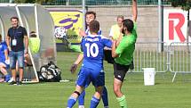 Fotbalisté Sokola Libiš (v modrém) porazili v domácím utkání 6. kola divize C Benátky nad Jizerou 2:1.