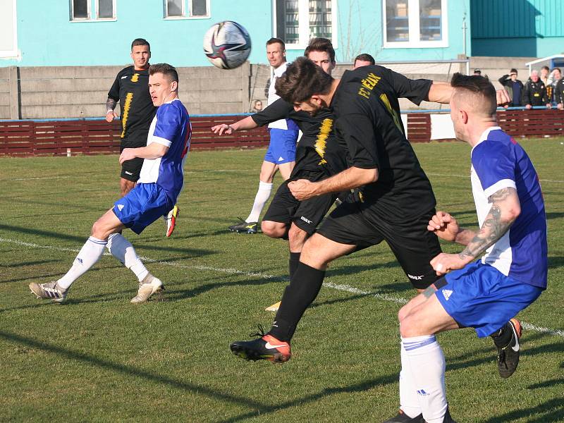 Fotbalisté Pšovky porazili v městském derby FC Mělník (černé dresy) i podruhé v sezoně, tentokrát doma 5:1.