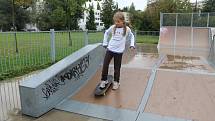 Mělničtí školáci užívají poslední volné dny z letních prázdnin ve skateparku Na Podolí.