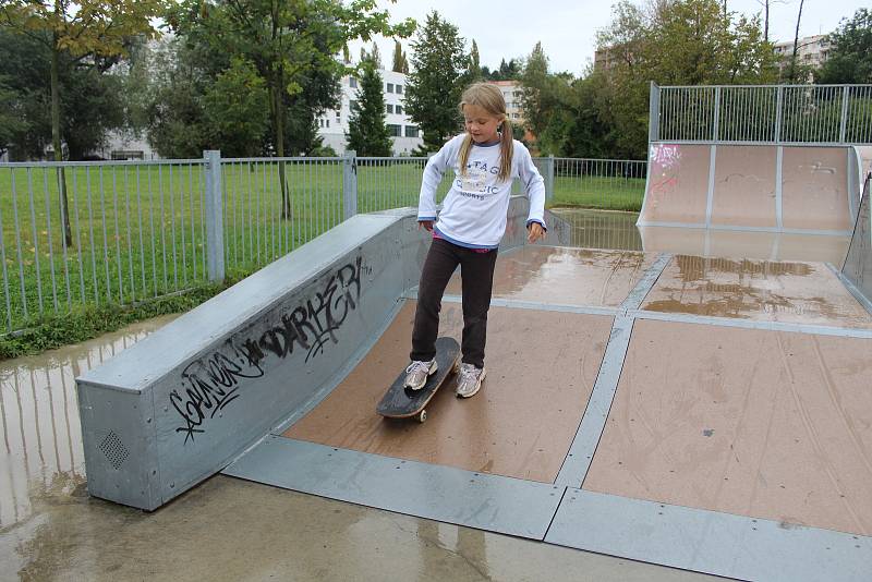 Mělničtí školáci užívají poslední volné dny z letních prázdnin ve skateparku Na Podolí.