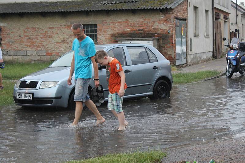 Silná odpolední bouřka se přehnala regionem.