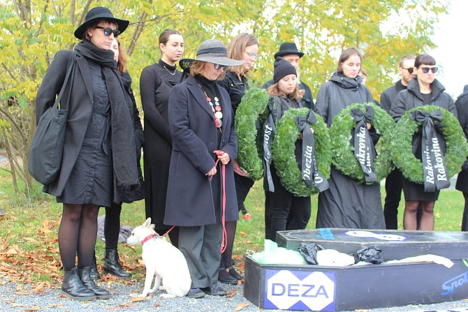 Happening s názvem Vzpomínka na oběti chemického a plastového znečištění se v Neratovicích uskutečnila v úterý 1. listopadu.