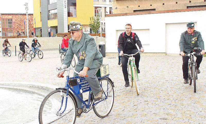 Již po čtvrté se v centru dolního Povltaví konaly Švejkovy cyklomanévry. Zorganizovali je kralupští švejkologové a příznivci Haškova románu. Spanilá, manifestační jízda na historických bicyklech se konala v sobotu dopoledne.