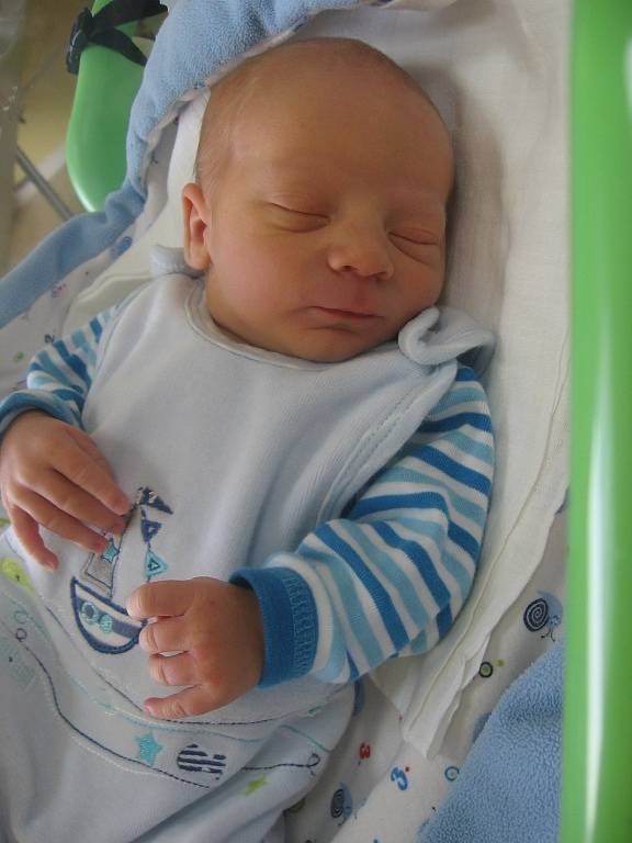 Matouš Linhart se rodičům Lucii Funfálkové a Janu Linhartovi z Vinoře narodil v mělnické porodnici 14. února 2017, vážil 3,34 kg a měřil 50 cm.