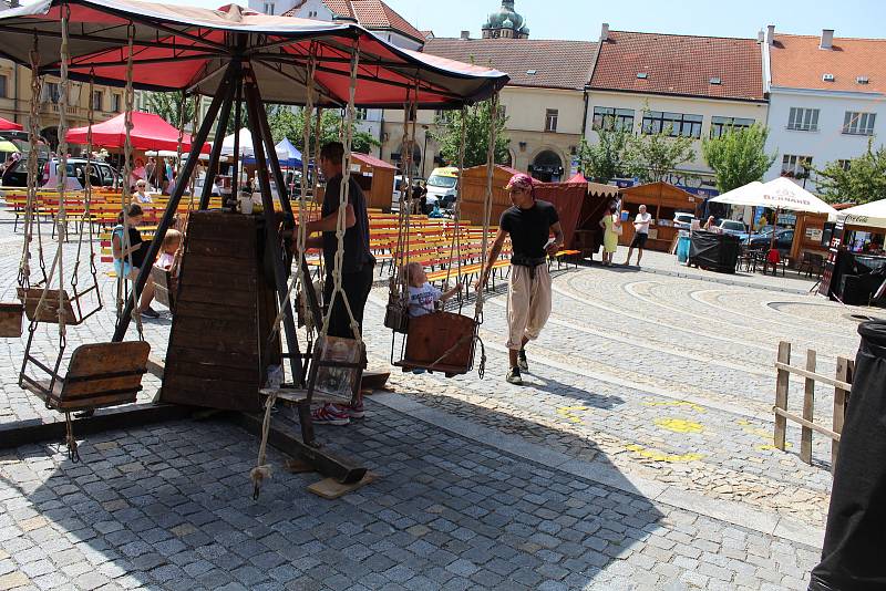 Svatoantonínský jarmark na mělnickém náměstí Míru přilákal v sobotu nejen místní, ale dokonce i turisty ze zahraničí.