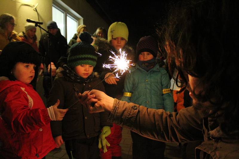 Z Česko zpívá koledy 2019 před mělnickým Rodinným centrem Chloumek.