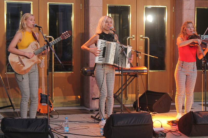 Koncert sesterského tria The Priester Sisters nabídl posluchačům kromě swingu také balkánské či slovenské lidové písně.