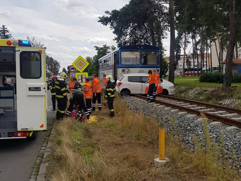 Srážka vlaku s vozidlem na přejezdu přerušila provoz mezi Neratovicemi a Brandýsem nad Labem.