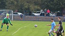 Fotbalisté Kralup (v modrém) porazili na domácím hřišti v rámci pátého kola I. B třídy Kosmonosy B 1:0. Jedinou branku vstřelil po změně stran Matěj Řenč z pokutového kopu.