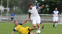 Neratovice (ve žlutém)  ve druhém kole divize B podlehly doma SK Kladno 0:2.