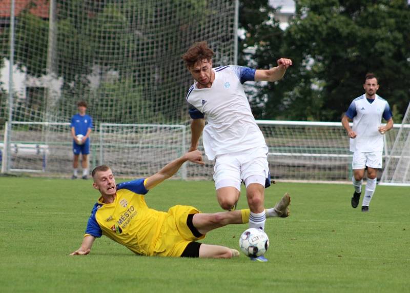 Neratovice (ve žlutém)  ve druhém kole divize B podlehly doma SK Kladno 0:2.