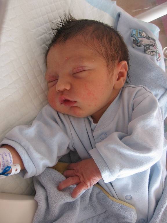 Mikuláš Březina se rodičům Monice Chotovinské a Ondřeji Březinovi ze Zdib narodil v neratovické porodnici 3. května 2016, vážil 3,94 kg a měřil 51 cm. Na brášku se těší 2,5letá Anežka.