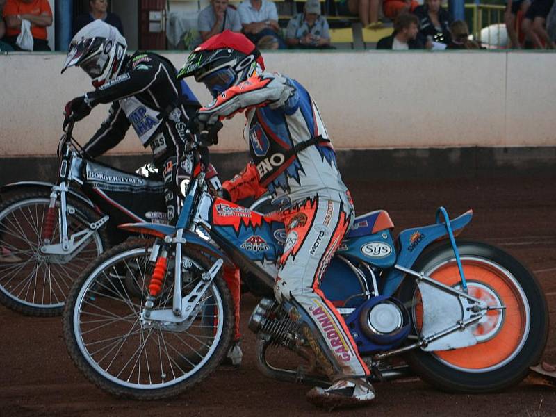 První závod finále extraligy družstev na ploché dráze vyhrálo domácí Mšeno