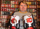Petr Slanina sbírá třetinkové plechovky od piva a pětilitrové soudky.